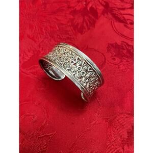 Sterling bracelet, 2 12/“ wide 925 cuff with filigree flower